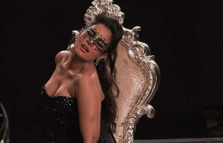 ক্যাবারে : রিচা চাড্ডা, গুলশন গ্রোভার অভিনীত ছবিটি চলতি বছরেই মুক্তি পাওয়ার কথা। এক ক্যাবারে ডান্সারের জীবন নিয়ে গড়ে উঠেছে এই ছবি।