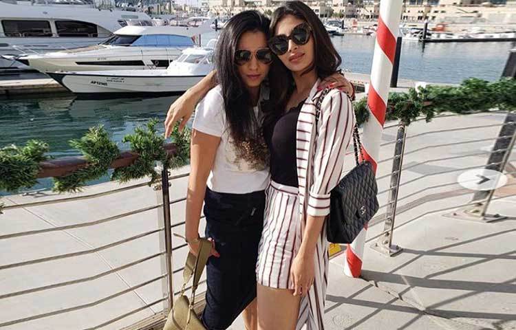 প্রিয় বন্ধুর সঙ্গে বেড়াতে গিয়েছিলেন মৌনি। প্রচুর বেড়িয়েছেন। অ্যাডভেঞ্চার রাইডও চড়েছেন। প্রচুর খাওয়াদাওয়াও করেছেন। ফিরে এসে বন্ধুকে মিস করেছেন খুব।