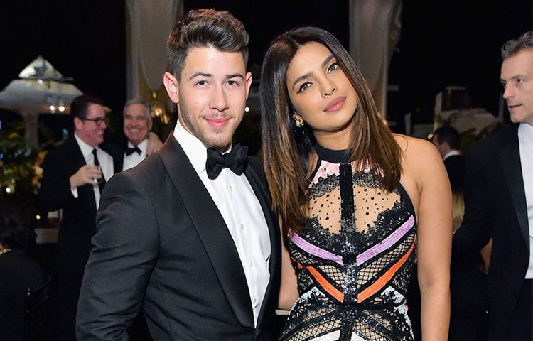 প্রিয়াঙ্কা এবার লন্ডন যাচ্ছেন ভালোবাসা দিবসে। আসলে নিক এখন সেখানেই একটি কাজ করছেন। প্রিয়াঙ্কার কাছে দু’দিন সময় ছিল। তাই নিকের সঙ্গেই নিজের মতো করে সময় কাটাতে চান তিনি। তবে ভালোবাসা দিবসের উপহারের বিষয়ে কিছু জানাননি প্রিয়াঙ্কা।