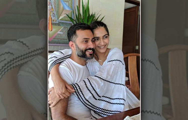 সোনাম কাপুর নতুন বছরের শুভেচ্ছা জানিয়ে লিখেছেন, ২০১৮ সালে তার জীবনে তিনটি বড় ঘটনা ঘটেছে— তার তিনটি ছবি প্রকাশ পেয়েছে, তার সবচেয়ে প্রিয় মানুষকে বিয়ে করেছেন এবং পছন্দের পরিবার পেয়েছেন।