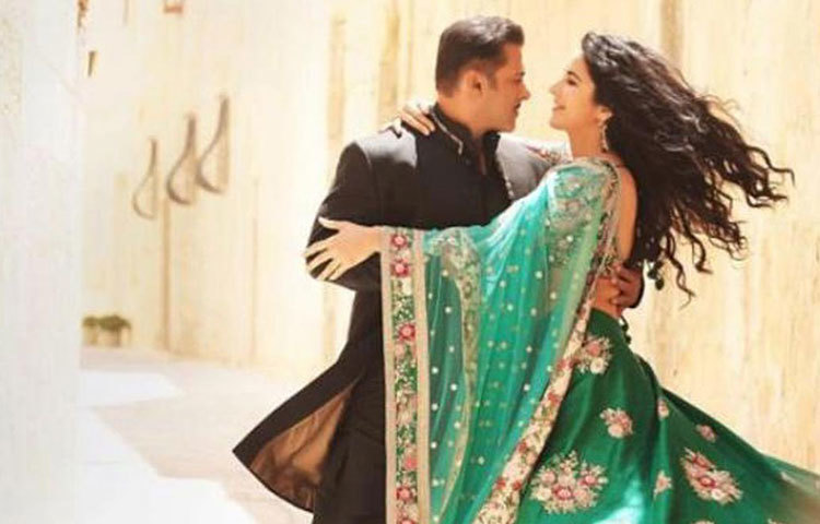 ভারত : দক্ষিণ কোরীয় ছবি ‘ওড টু মাই ফাদার’ ছবির রিমেক সালমান খান-ক্যাটরিনা কাইফ অভিনীত ছবিটি। আলি আব্বাস জাফরের এই বিগ বাজেটের ছবিও মুক্তি পাওয়ার কথা এই বছরেই।