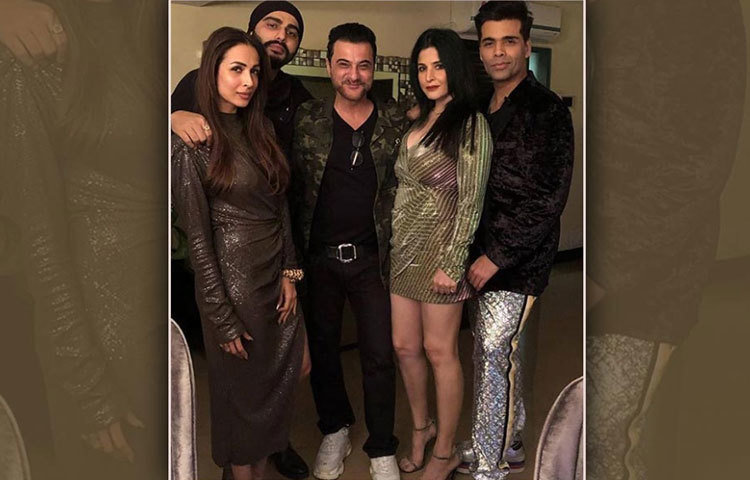 মালাইকা আরোরা ও পরিবারের অন্যদের সঙ্গে অর্জুন কাপুর।
