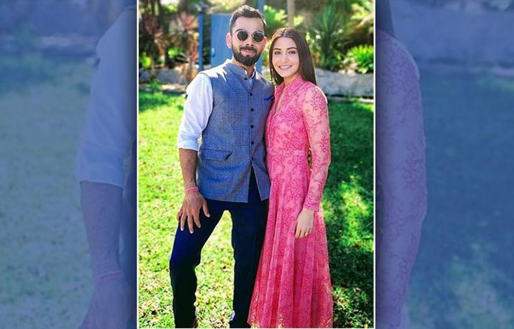 বিরাট কোহলি ও অনুশকা শর্মা নিউ ইয়ার ইভ কাটালেন অস্ট্রেলিয়ায়। অনুশকা দু’জনের ছবি দিয়ে সোশ্যাল মিডিয়ায় লিখলেন, প্রত্যাশা ও শান্তিতে ভরে উঠুক জীবন। একে অন্যের প্রতি দয়ালু হোক এবং নিজেদের ভিতরে আলো ও সৌন্দর্য জ্বলে উঠুক।