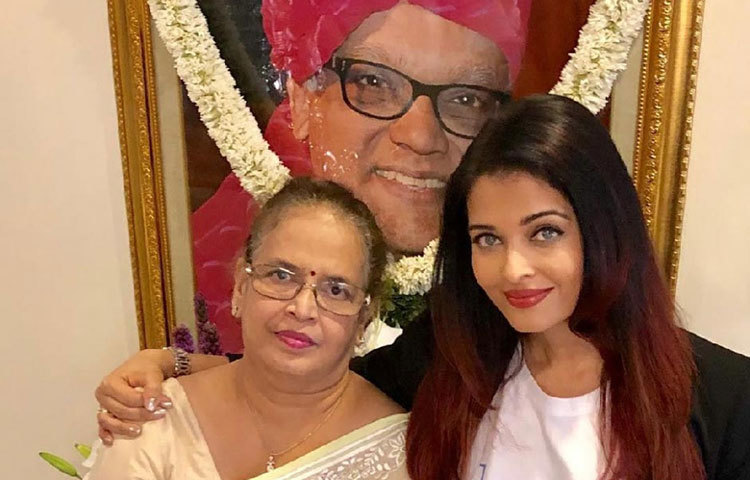 ঐশ্বর্য রাই বচ্চন : বলিউডের ফার্স্ট ফ্যামিলির পুত্রবধূ হলেও, তার নিজের মা-বাবা এই জগৎ থেকে একেবারেই দূরে। বাবা কৃষ্ণরাজ রাই ভারতীয় সেনার বায়োলজিস্ট। মা বৃন্দা রাই গৃহবধূ।