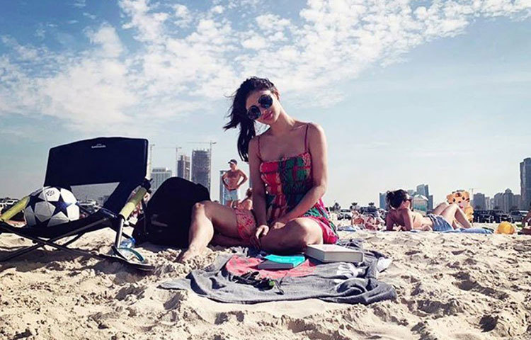 সমুদ্রের ধারে বেড়াতে বরাবরই ভালোবাসেন অভিনেত্রী মৌনী। তাই এবারও শীতের ছুটিতে উষ্ণতা ছড়ালেন সমুদ্রতটেই। বেড়ানোর বেশ কিছুদিন পর সেই ছবি পোস্ট করে দুবাইকে মিস করার কথা জানিয়েছেন অভিনেত্রী।