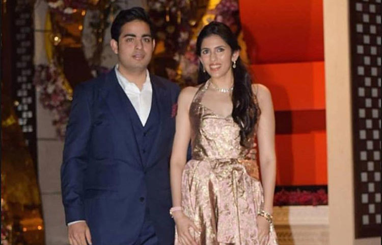 মুকেশ আম্বানীর ছেলে আকাশের সঙ্গে বিবাহবন্ধনে আবদ্ধ হচ্ছেন শ্লোক মেহতা। আগামী মার্চেই মুম্বাইয়ে বিয়ের যাবতীয় অনুষ্ঠান সম্পন্ন হবে। তবে মনে করা হচ্ছে ঈশা আম্বানীর বিয়ের চেয়েও জাঁকজমকপূর্ণ হবে আকাশ-শ্লোকের এই আলোচিত বিয়ে।