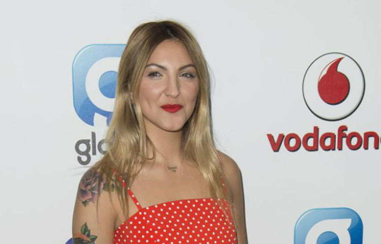 ২৫ বছরের মার্কিন গায়িকা জুলিয়া মাইকেলের সঙ্গে হুবহু মিল অনুশকা শর্মার। নিজের সঙ্গে অনুশকার ছবি দিয়ে জুলিয়া লিখেছেন, ‘আমরা যমজ’।