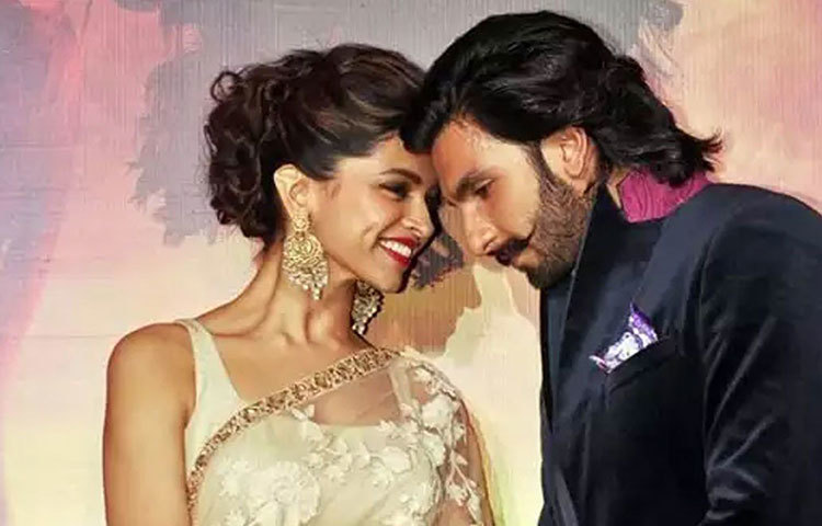 বিয়ের পর প্রথমবার ভালোবাসা দিবস পালন করতে চলেছেন দীপিকা-রণবীর জুটি। ২০১৬ সালের ভালোবাসা দিবসে দীপিকাকে সারপ্রাইজ দিতে শুটিংয়ের ফাঁকেই কানাডা গিয়েছিলেন রণবীর। সেখানে তখন শুটিং চলছিল দীপিকার।