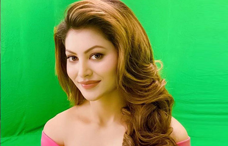 ঊর্বশীকে শেষ দেখা গিয়েছিল হেট স্টোরি ৪-এ। ফিল্মে তার অভিনয় নিয়ে মিশ্র প্রতিক্রিয়া রয়েছে দর্শকদের।