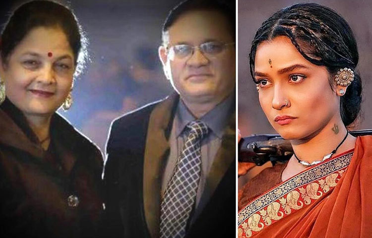 অঙ্কিতা লোখান্ডে : ছোট পর্দার এই জনপ্রিয় অভিনেত্রী সম্প্রতি পা রেখেছেন বলিউডেও। বাবা শশীকান্ত লোখান্ডে ব্যাঙ্কে কর্মরত। মা, বন্দনা লোখান্ডে পেশায় শিক্ষিকা।