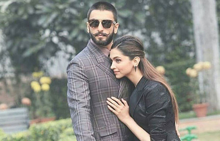 এবার কী সারপ্রাইজ রয়েছে রণবীর জানাননি এখনও। তবে সন্ধ্যায় স্ত্রীকে নিয়ে নিজের ছবি ‘গাল্লি বয়’ দেখতে যাবেন। দীপিকা অবশ্য জানাননি, রণবীরকে তিনি কী উপহার দিতে চান।