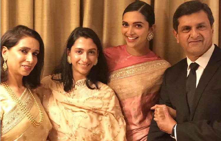 দীপিকা পাডুকোন : বাবা প্রকাশ পাডুকোন বিশ্বের এক নম্বর ব্যাডমিন্টন প্লেয়ারর স্বীকৃতি পেয়েছেন। মা, উজ্জ্বলা পাডুকোন সংসার ও মেয়েদের বড় করতেই ব্যস্ত ছিলেন।