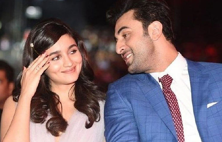 রণবীর কাপুর ও তার বিশেষ বন্ধু আলিয়া ভাট এবার কীভাবে কাটাতে চলেছেন বিশেষ দিনটি? দু’জনের কেউই কিন্তু এ ব্যাপারে বিশেষ কিছু বলছেন না সরাসরি। তবে সোজাসুজি না বললেও ঘুরিয়ে একটা কথা বলেছেন আলিয়া।