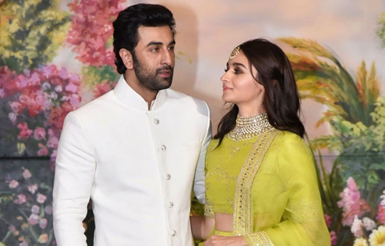 আলিয়া জানিয়েছেন, অয়ন মুখোপাধ্যায়ের ছবি ‘ব্রহ্মাস্ত্র’-এর সেটে থাকবেন তিনি। সেই সেটেই বাকিদের সঙ্গে সময় কাটাবেন। আর ওই ছবিতে আলিয়ার সঙ্গে যে রণবীর রয়েছেন, এ তো সবারই জানা।