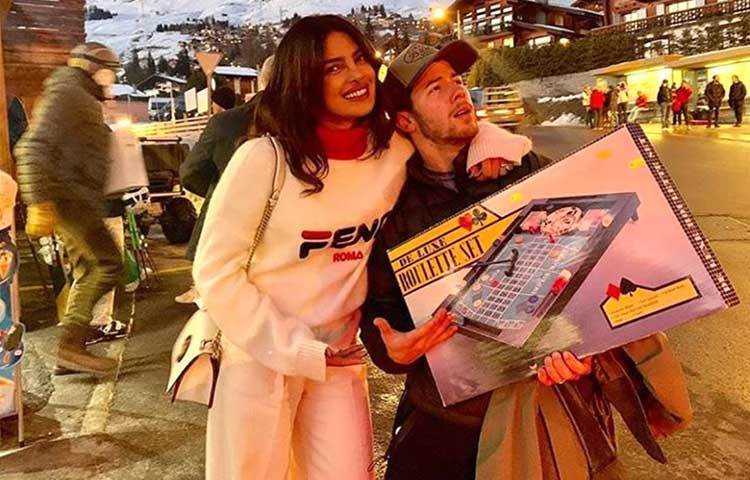 প্রিয়াঙ্কা চোপড়া ও নিক জোনাস সুইজারল্যান্ডে ছুটি কাটাচ্ছেন। সেখান থেকেই ছবি পোস্ট করে প্রিয়াঙ্কা জানালেন, নিক তার সত্যিকারের ভালোবাসা খুঁজে পেয়েছেন।