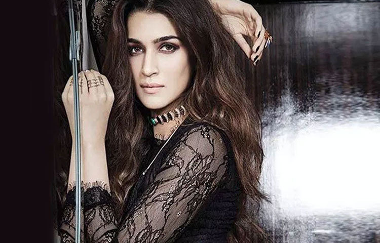 শার্প শুটারদের বায়োপিক ‘উওম্যানিয়া’ নিয়ে আসছেন প্রযোজক অনুরাগ কাশ্যপ। উত্তরপ্রদেশের জোহরি জেলার এক বয়স্ক মহিলা শার্প শুটারের চরিত্রে তাপসী পান্নু। ‘রিভলভার দাদি’ নামে পরিচিত পঞ্চাশোর্ধ্ব ওই শার্প শুটারদের অনেকেই জাতীয় স্তরের প্রতিযোগিতায় পুরস্কার জিতেছেন। তুষার হিরানন্দানির এ ফিল্মের শুটিং শুরু ফেব্রুয়ারিতে।