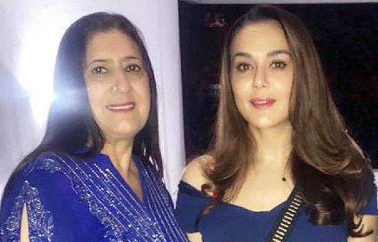 প্রীতি জিনতা : ভারতীয় সেনাবাহিনীতে কর্মরত ছিলেন বাবা দুর্গানন্দ জিনতা। অভিনেত্রীর মাত্র ১৩ বছর বয়সে, এক পথ দুর্ঘটনায় প্রাণ হারান তার বাবা। মা, নীলপ্রভা একাই বড় করে তোলেন মেয়ে প্রীতিকে।