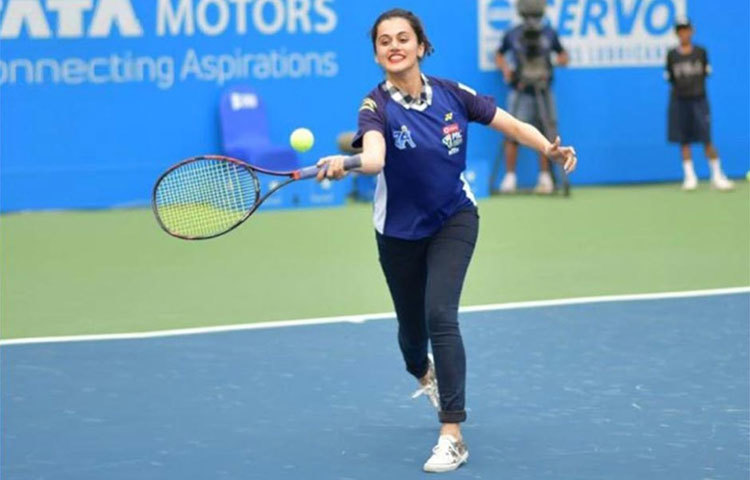 সবাই যখন পার্টি করতে ব্যস্ত, তাপসী পন্নু টেনিস কোর্টে বল পেটাচ্ছেন। পুণেতে মহারাষ্ট্র ওপেনের উদ্বোধনে বলিউড তারকা।