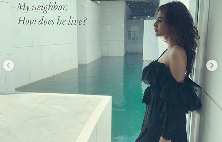 নিজের অন্য এই ছবি বেড়ানোর ছবির সঙ্গেই পোস্ট করেছেন মৌনি। তাতে লেখা রয়েছে আরও বেশি করে আনন্দে বাঁচার কথা, জ্যোৎস্না রাতে মনের খুশিতে নাচার কথা।