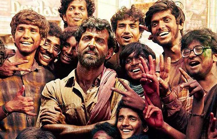 সুপার থার্টি : গণিতবিদ আনন্দ কুমারের বায়োপিক এই ছবিটি। ছোটবেলা থেকেই যিনি অঙ্কের প্রতি আকৃষ্ট। অর্থাভাবে পিছিয়ে থাকা ছাত্রদের জন্য খোলেন কোচিং ইনস্টিটিউট। কোটায় ১ টাকার বিনিময়ে কোচিং ক্লাস চালু করেন। ছবিতে মুখ্য ভূমিকায় অভিনয় করেছেন হৃতিক রোশন।