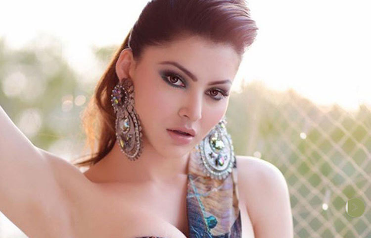 সানি দেওলের ফিল্ম ‘সিং সাহেব দ্য গ্রেট’ দিয়ে বলিউডে পা ঊর্বশীর। বক্স অফিস ফিল্মটা একেবারেই ফ্লপ। তবে ঊর্বশী নজর কাড়ে দর্শকদের।