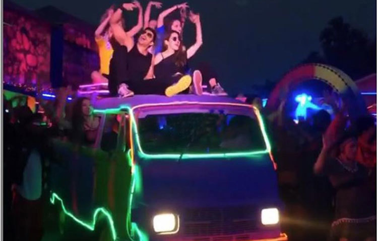 ২০১৮ সালে ধন্যবাদ জানিয়ে এভাবেই ২০১৯ সালকে বরণ করে নিয়েছেন সাইফ-কন্যা সারা আলি খান।