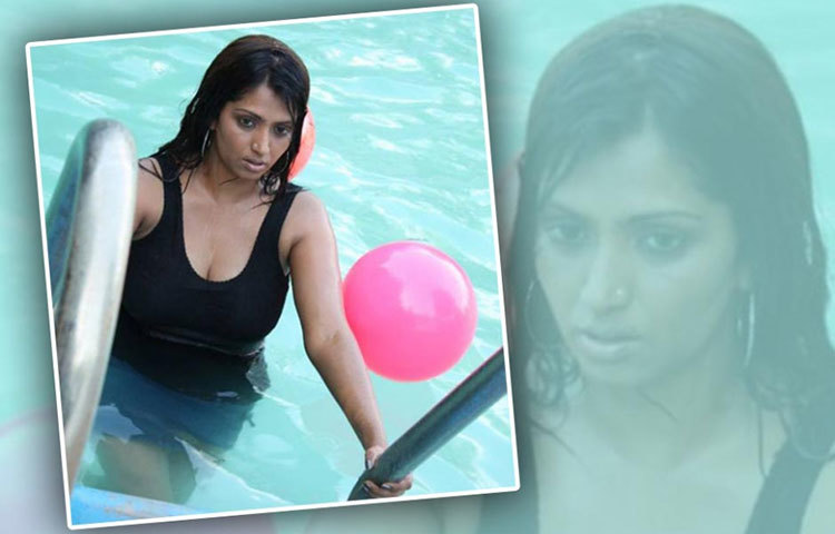 দক্ষিণী সিনেমা জগতের বড় মুখ ভুবনেশ্বরী দেহ ব্যবসায় জড়িত থাকার অভিযোগে গ্রেফতার হয়েছিলেন। পরে অবশ্য তিনি ছাড়া পেয়ে যান।