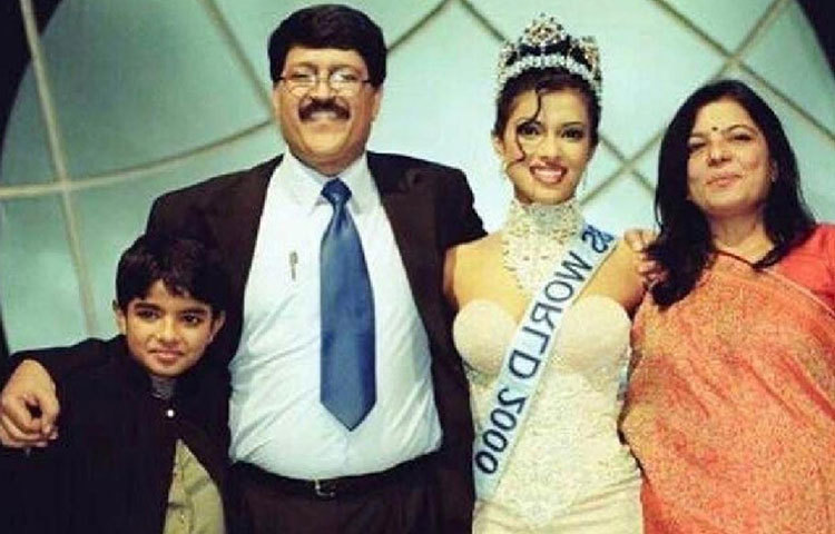 প্রিয়াঙ্কা চোপড়া : তার বাবা প্রয়াত হয়েছেন বেশ কয়েক বছর আগে। অশোক চোপড়া ও তার স্ত্রী মধু চোপড়া, দু’জনেই চিকিৎসক হিসেবে ভারতীয় সেনার সঙ্গে যুক্ত ছিলেন।