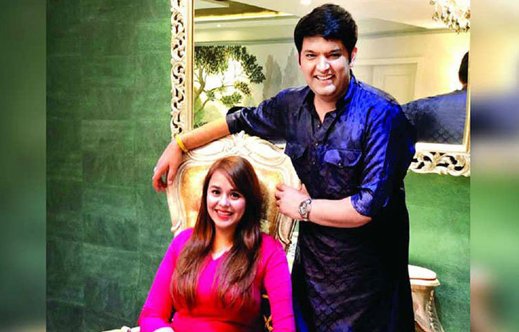 বলিউড সূত্রে খবর,- গিন্নির জন্য বিশেষ কোনো উপহারের ভাবনা রয়েছে কপিলের। তবে তা তিনি প্রকাশ্যে আনতে চান না আগে থেকে।