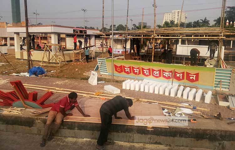বইমেলার সোহরাওয়ার্দী উদ্যান অংশের চলছে বিভিন্ন প্রকাশনীর স্টলের নির্মাণ কাজ। ছবি : মাহবুব আলম