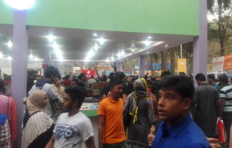 শুক্রবার ছুটির কারণে বইপ্রেমীরা দলে দলে অমর একুশে বইমেলায় এসেছেন। ছবি : আবু সালেহ সায়াদাত