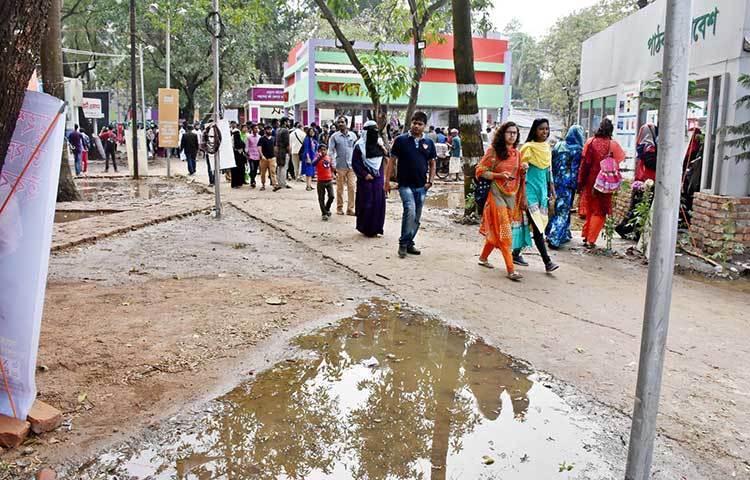 আজকের বৃষ্টিভেজা বইমেলায় পাঠক উপস্থিতি তুলনামূলক কম লক্ষ্য করা যাচ্ছে। ছবি: বিপ্লব দিক্ষিৎ