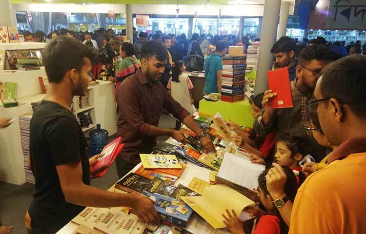 একটি স্টলে পাঠকরা বই কিনতে ব্যস্ত। ছবি: মাহবুব আলম