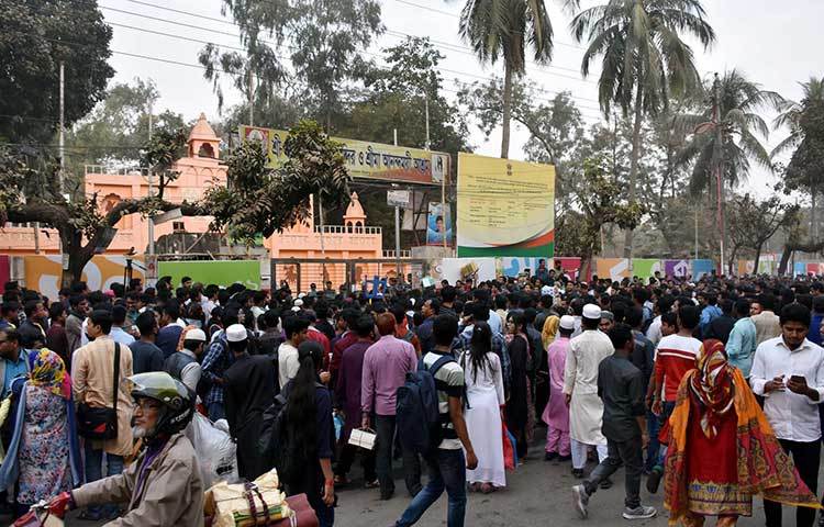 বইমেলার প্রবেশ মুখে উপচে পড়া ভিড়। ছবি : বিপ্লব দিক্ষিৎ