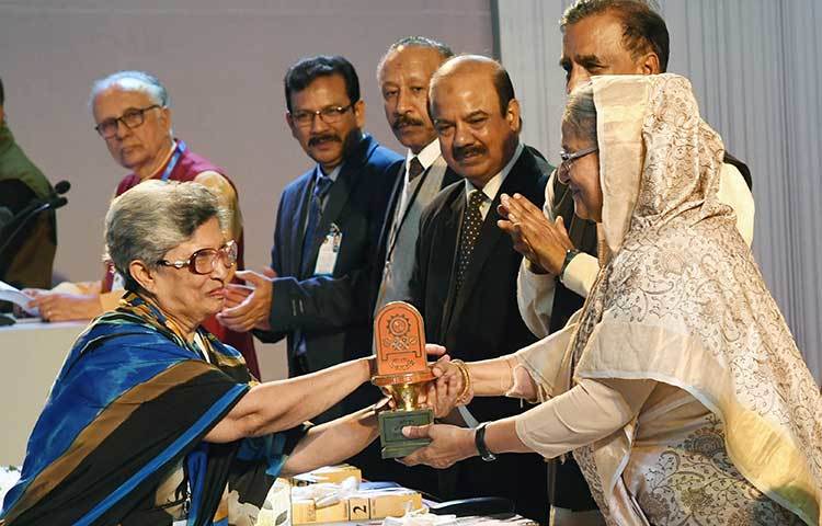 কবি কাজী রোজী প্রধানমন্ত্রীর হাত থেকে বাংলা একাডেমি সাহিত্য পুরস্কার গ্রহণ করছেন।