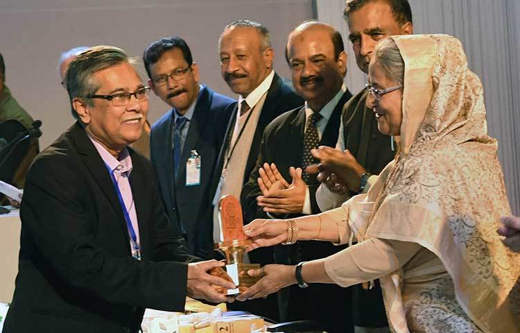 প্রবন্ধ ও গবেষণায় সৈয়দ মোহাম্মদ শাহেদ প্রধানমন্ত্রীর হাত থেকে বাংলা একাডেমি পুরস্কার গ্রহণ করছেন।