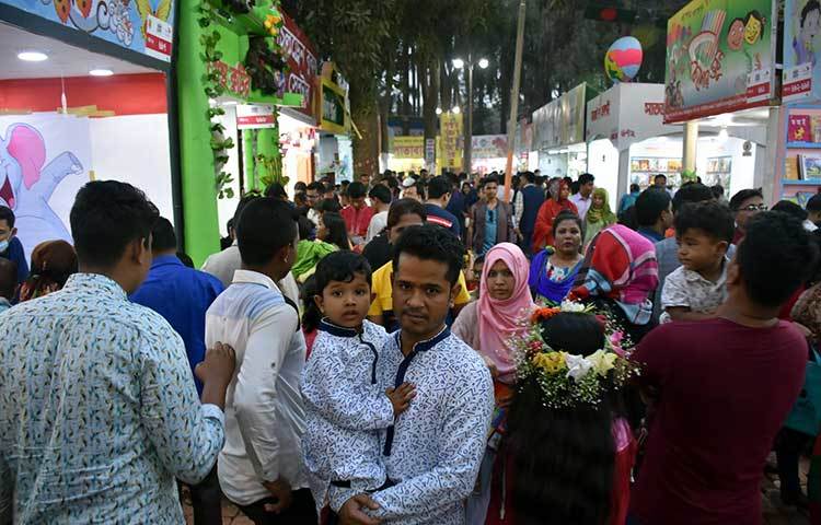পাঠকের উপস্থিতিতে মেলার মাঠে যেন তিল ধারণের ঠাঁই নেই। ছবি: বিপ্লব দিক্ষিৎ