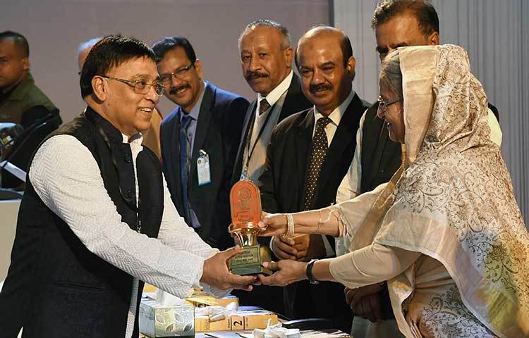 কথাসাহিত্যে এবছর বাংলা একাডেমি পুরস্কার লাভ করেছেন মোহিত কামাল। তিনি প্রধানমন্ত্রীর হাত থেকে বাংলা একাডেমি সাহিত্য পুরস্কার গ্রহণ করছেন।