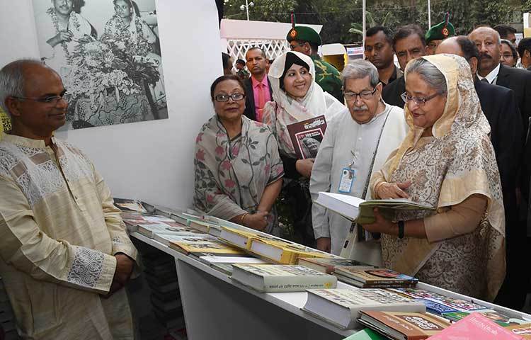 একটি স্টলে মগ্ন হয়ে বই দেখছেন প্রধানমন্ত্রী।