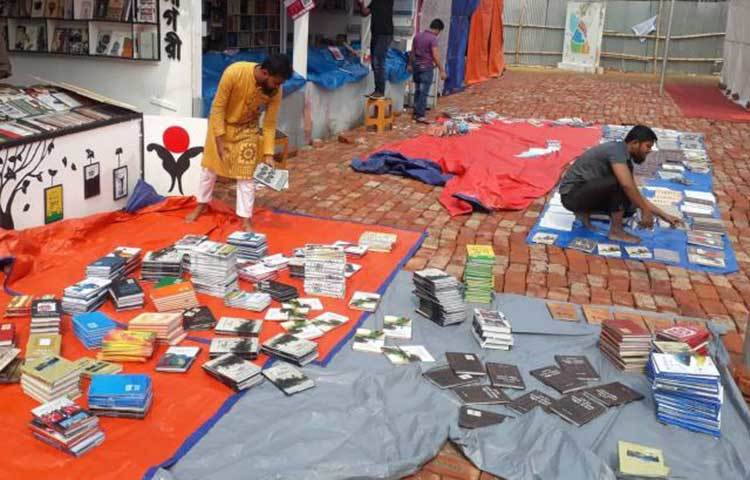 বৃষ্টিতে ভিজে যাওয়া বই শুকাতে দেয়া হয়েছে।