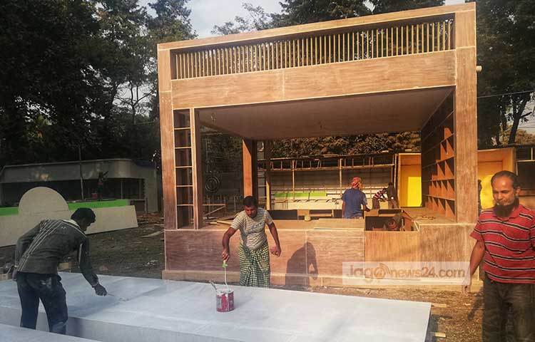 বাংলা একাডেমির মাঠে একটি স্টলে রঙের কাজ চলছে। ছবি : মাহবুব আলম