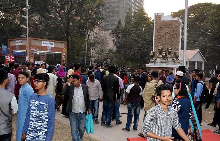 মেলায় বিশেষ করে তরুণ প্রজন্মের পাঠকের উপস্থিতি বেশি ছিল। ছবি : বিপ্লব দিক্ষিৎ