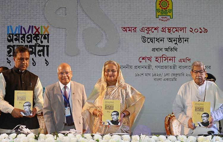 জাতির পিতা বঙ্গবন্ধু শেখ মুজিবকে নিয়ে তৎকালীন পাকিস্তান শাসকের গোয়েন্দা রিপোর্ট নিয়ে প্রকাশিত বইয়ের মোড়ক উন্মোচন করছেন প্রধানমন্ত্রী।