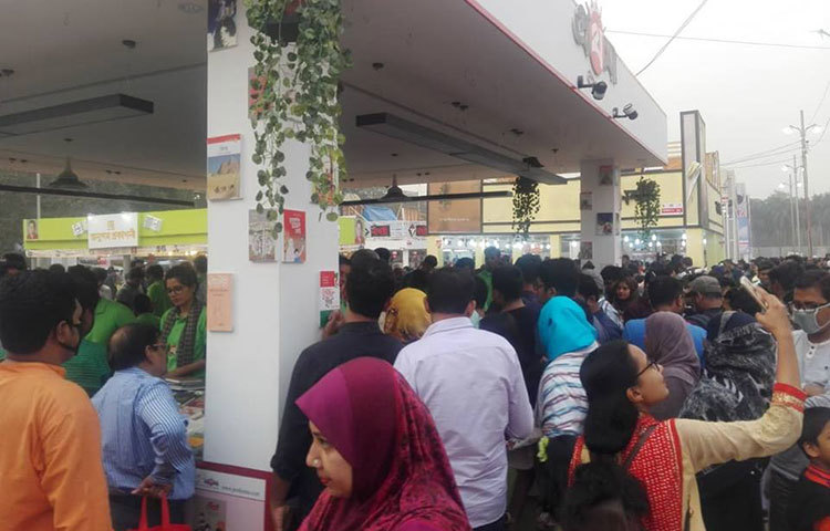 প্রকাশনা সংস্থা প্রথমার স্টলে উপচে পড়া ভিড়। ছবি : আবু সালেহ সায়াদাত
