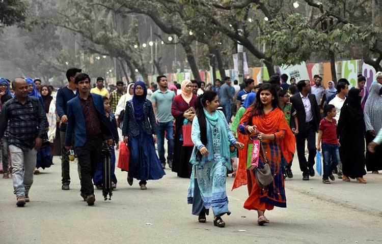 দলে দলে ছুটে আসছেন পাঠকরা। বইমেলা সত্যিকারার্থেই উৎসবে রূপ নিয়েছে। ছবি: বিপ্লব দিক্ষিৎ