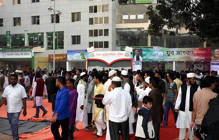 বিভিন্ন সরকারি-বেসরকারি প্রতিষ্ঠানের স্টলের সামনে পাঠকের ভিড়। ছবি : বিপ্লব দিক্ষিৎ