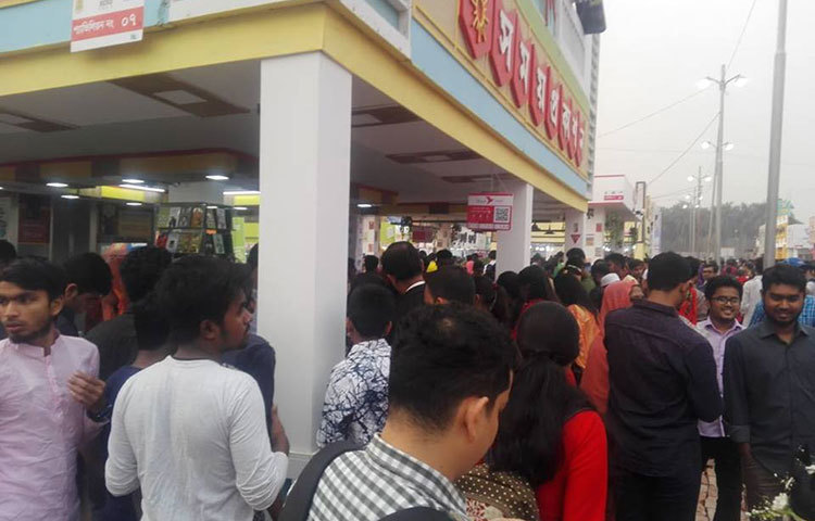স্টল থেকে স্টলে পাঠকরা তাদের পছন্দের বই কিনতে ছুটছেন। ছবি : আবু সালেহ সায়াদাত