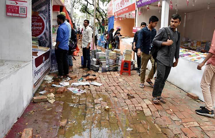 পাঠকরা খুঁজছেন তাদের পছন্দের বই। ছবি: বিপ্লব দিক্ষিৎ