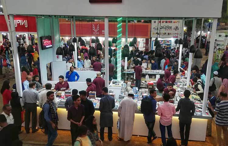 প্রকাশনা সংস্থা ঐতিহ্যের স্টলকে ঘিরে আছে পাঠকরা। ছবি: মাহবুব আলম