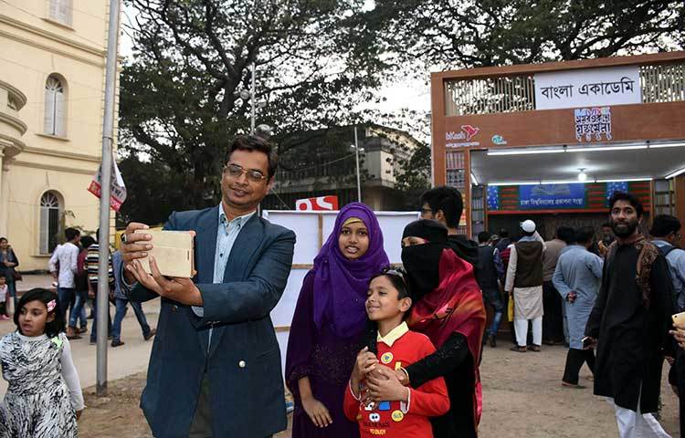 পরিবারের সবাইকে নিয়ে বইলেমায় এসে সেলফি তুলছেন এক পাঠক। ছবি : বিপ্লব দিক্ষিৎ